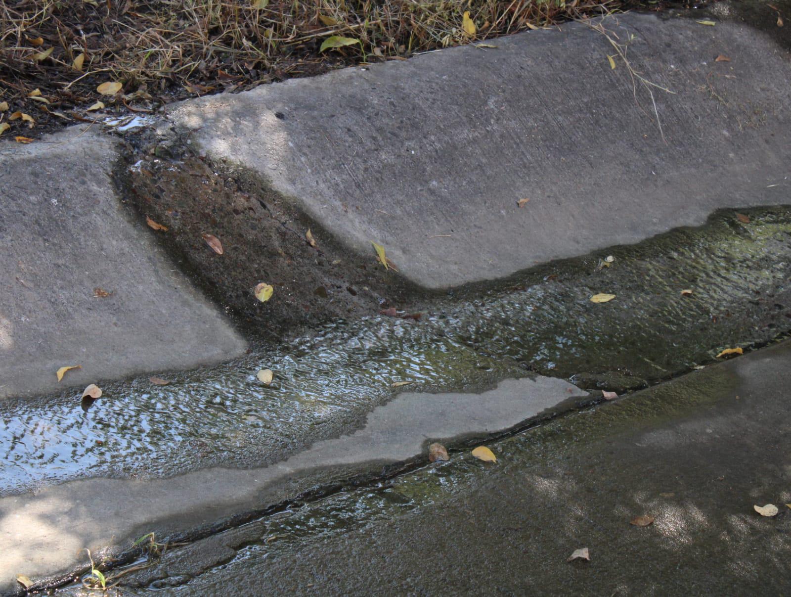 $!Vecinos denuncian fuga de agua en Colinas de San Miguel, en Culiacán