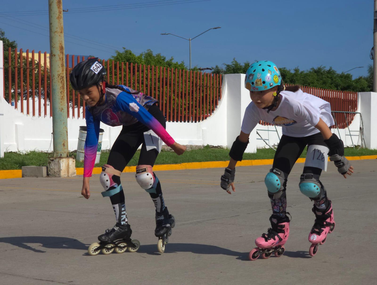 $!¡Entran patinadores en la recta final, a toda velocidad!