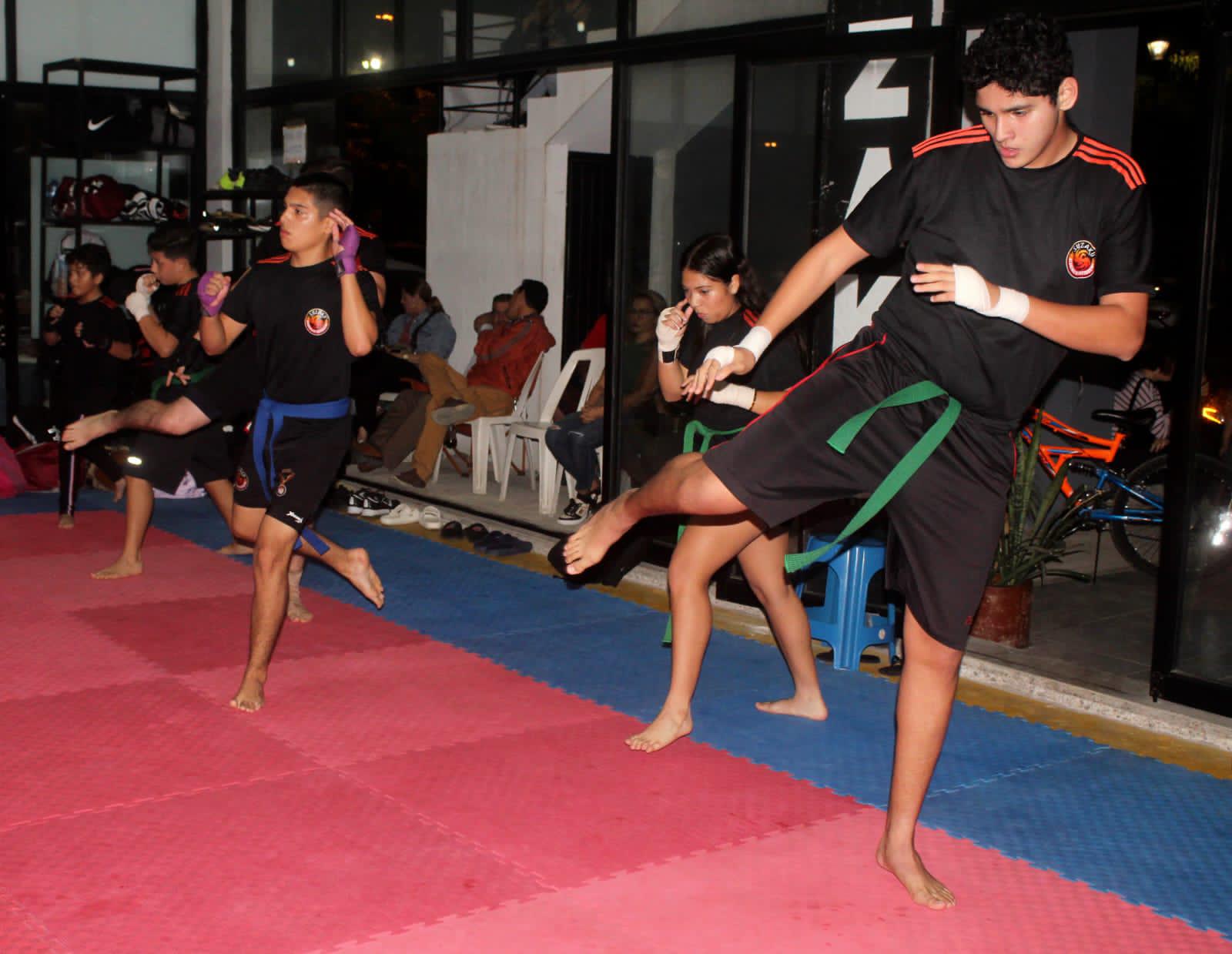 $!Se gradúan alumnos de la Academia de Kickboxing Suzaku