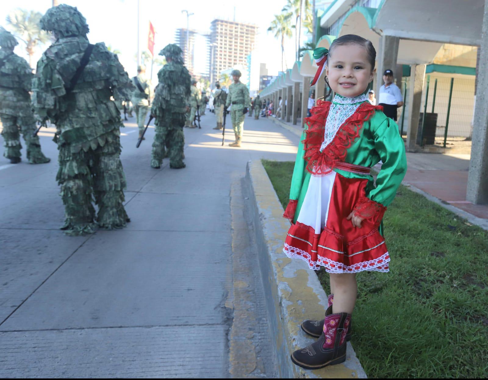 $!La pequeña Lía Denisse Alba porta con orgullo los colores patrios.