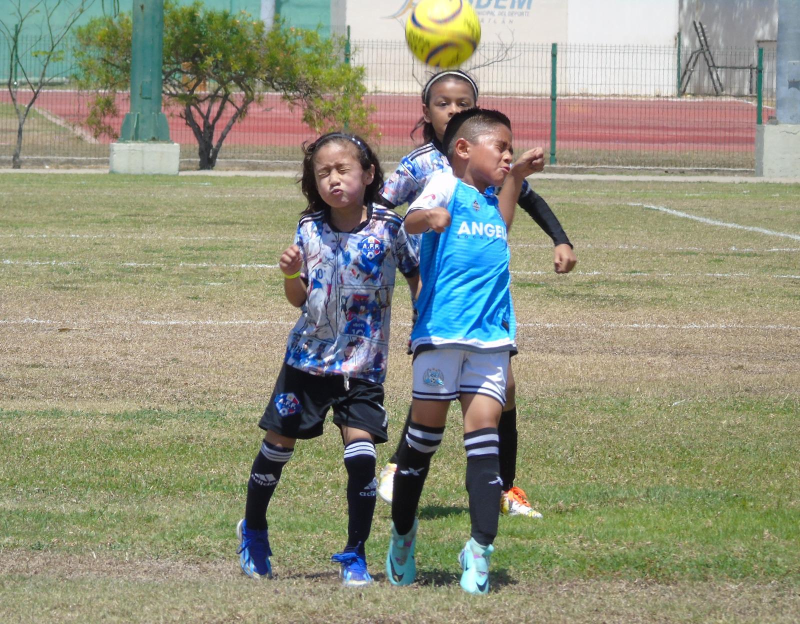 $!Dragones sigue con su buen paso en la Copa Mazatlán de Futbol 7