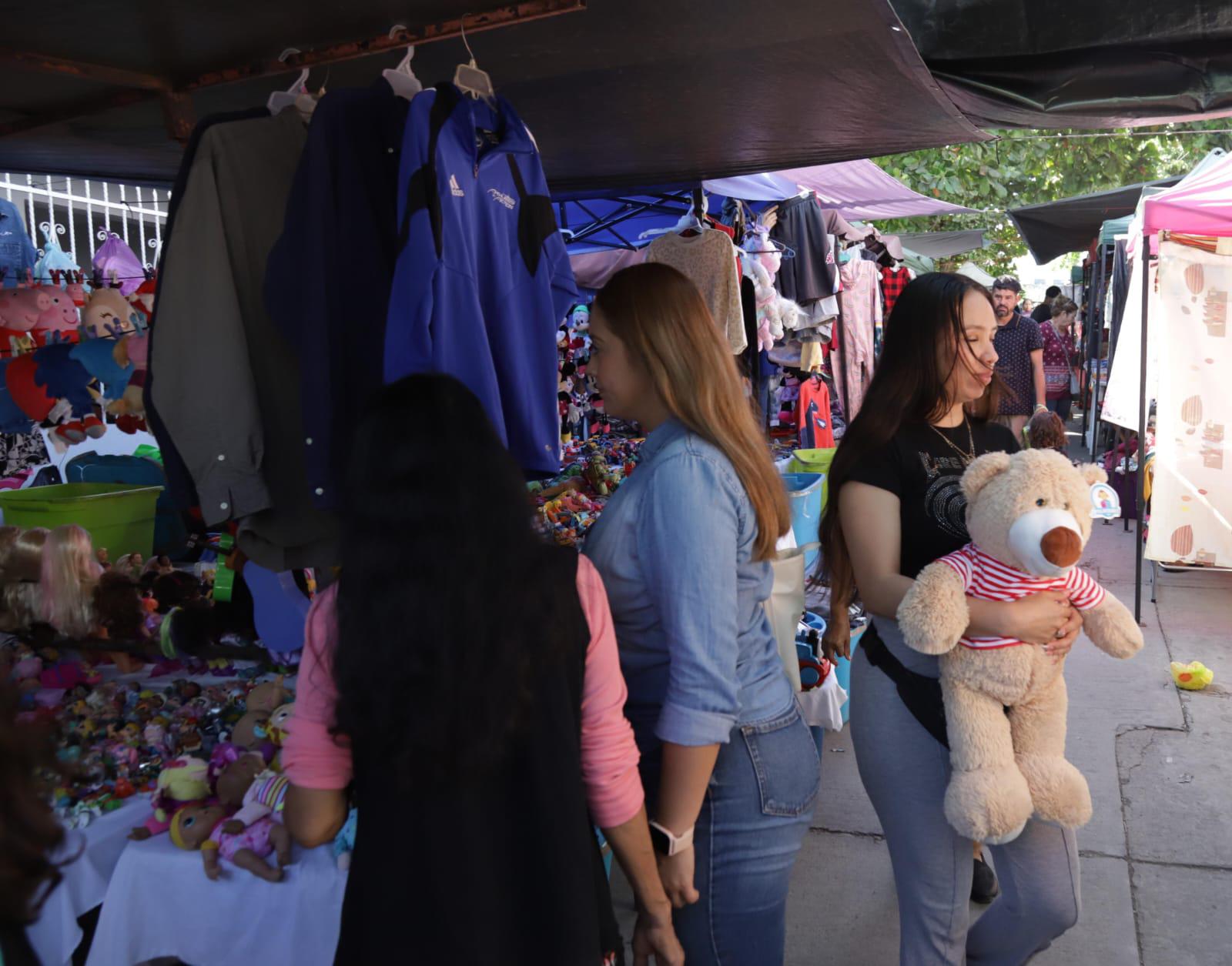 $!Abarrotan tianguis de la Juárez por compras navideñas, en Mazatlán