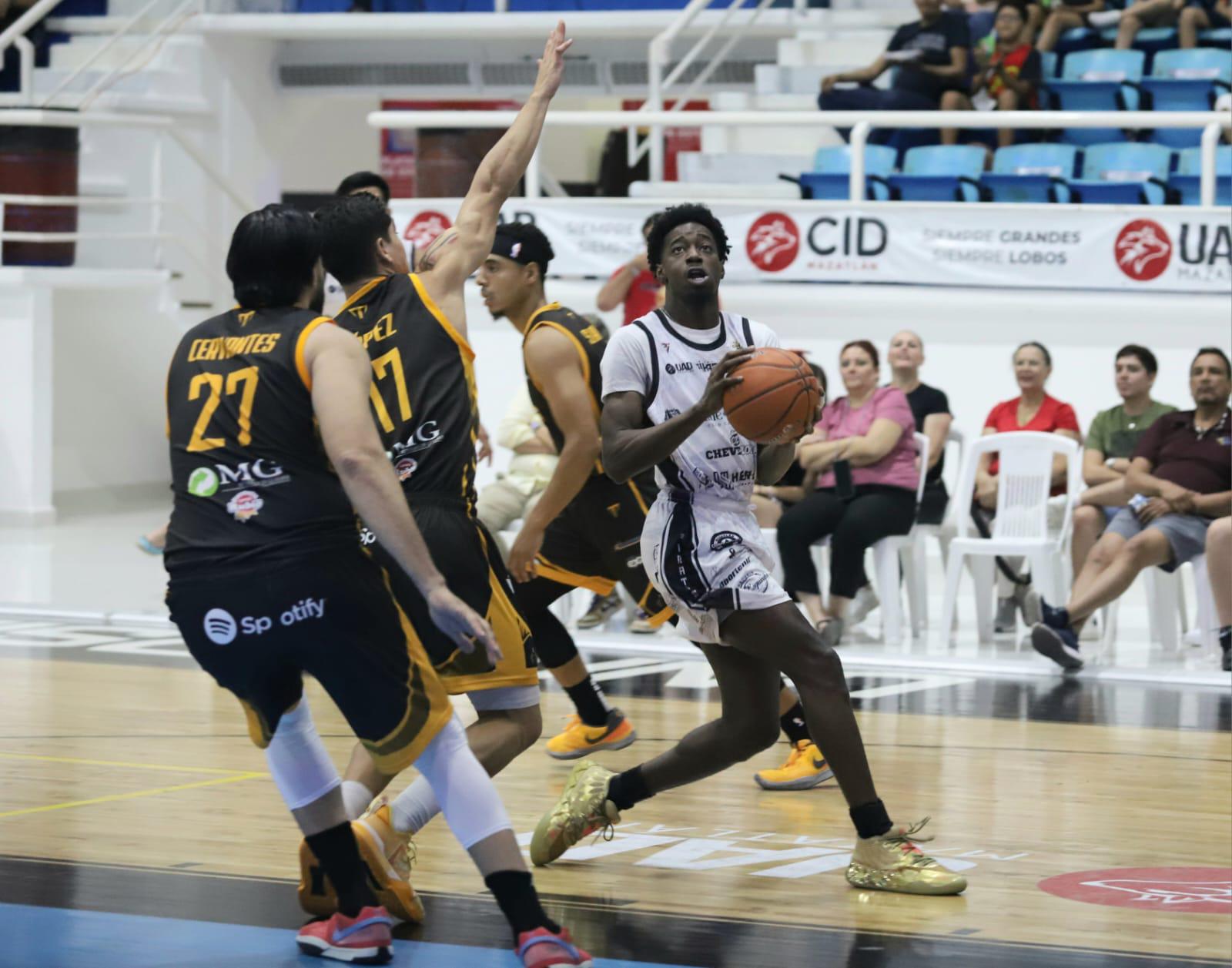 $!Piratas Basketball sufre nuevamente en casa, al caer ante Frayles de Guasave