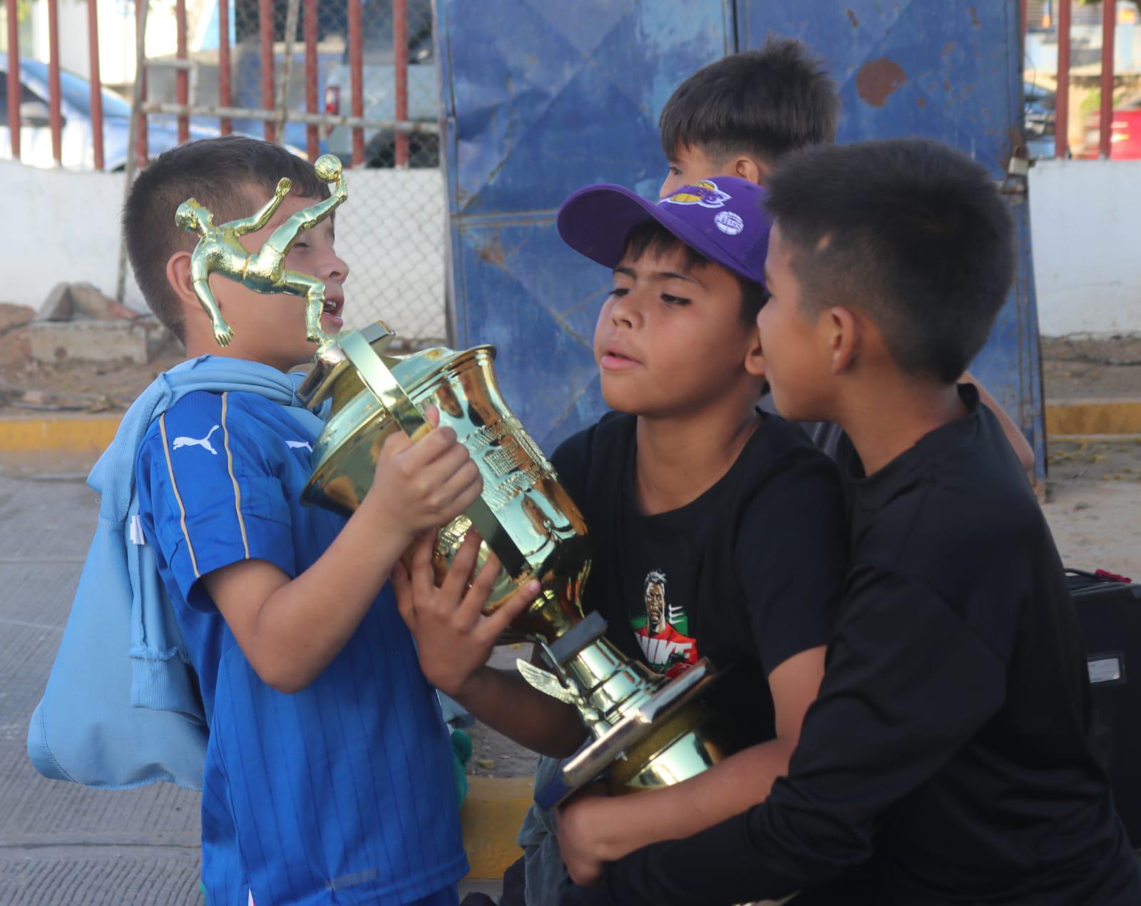 $!Selección Osos de Mazatlán regresa al puerto con el campeonato estatal