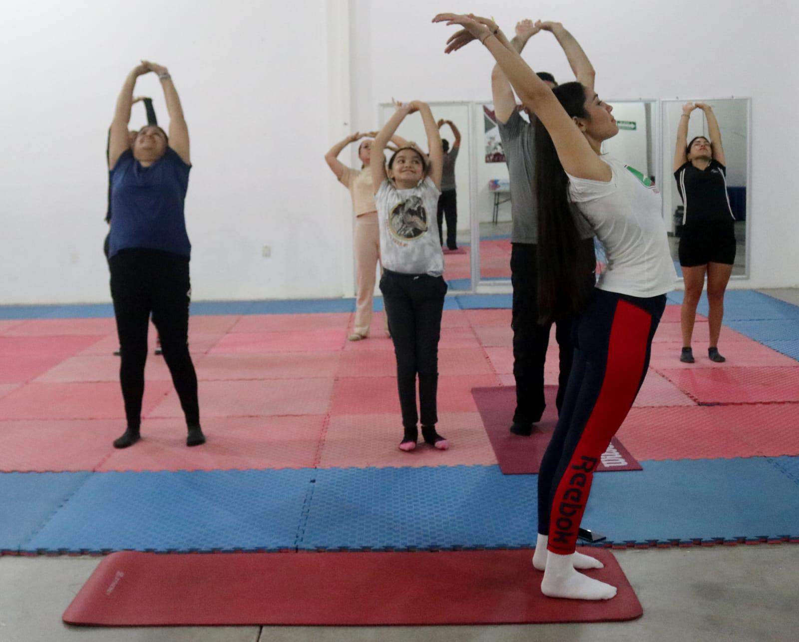 $!Practican yoga deportivo para apoyar a damnificados en Guerrero