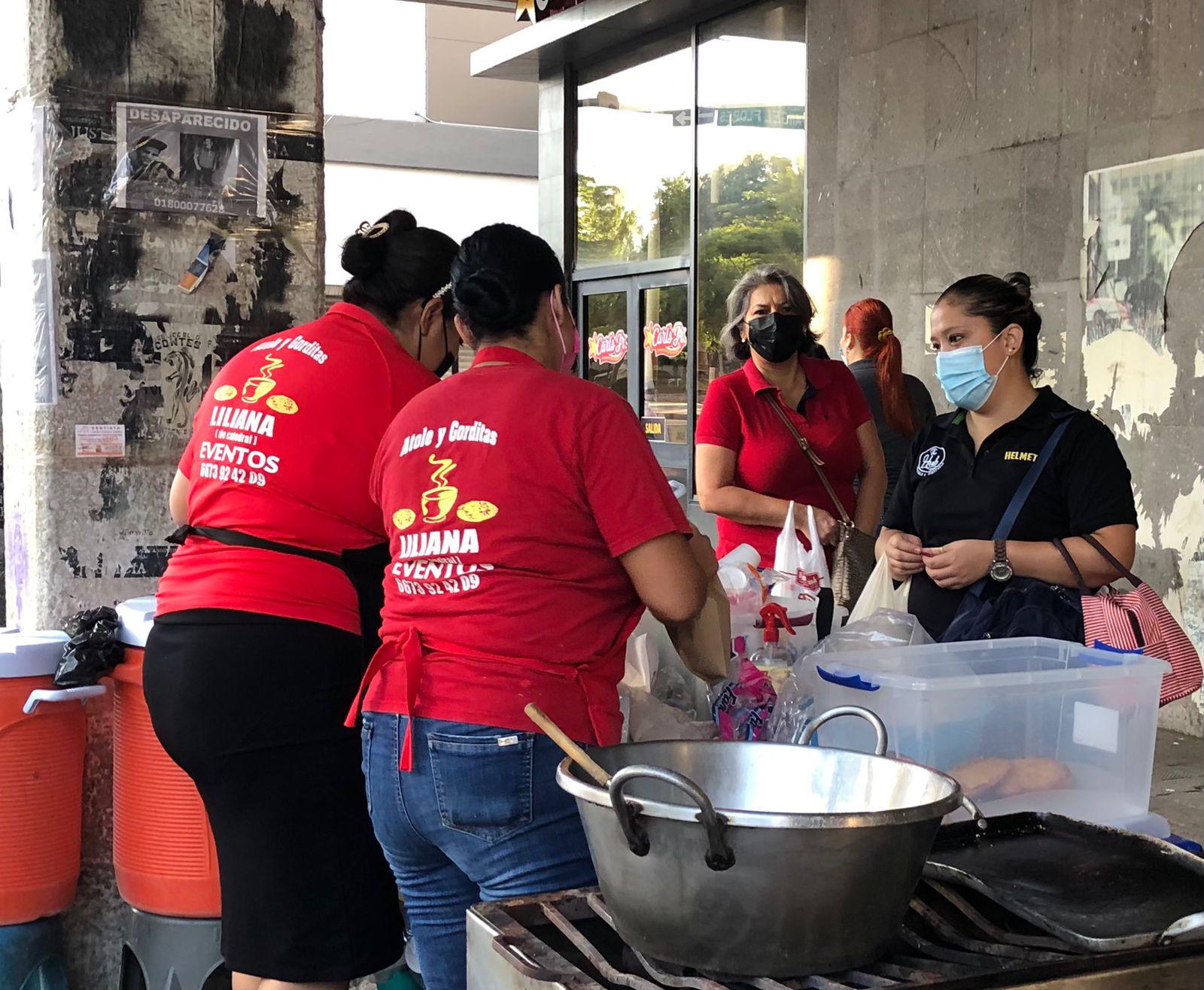 $!Junto con el frío, vuelven los puestos de chocolate, atole y gorditas al centro de Culiacán