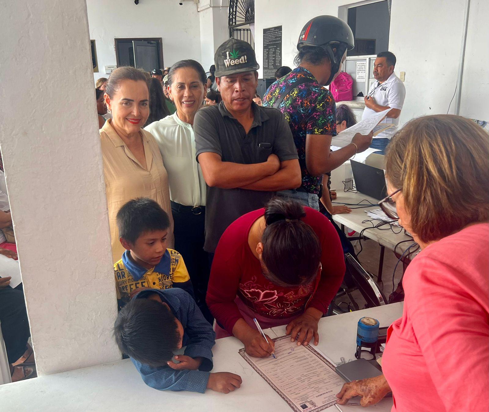 $!Atienden a familias en la jornada de registro civil en Escuinapa