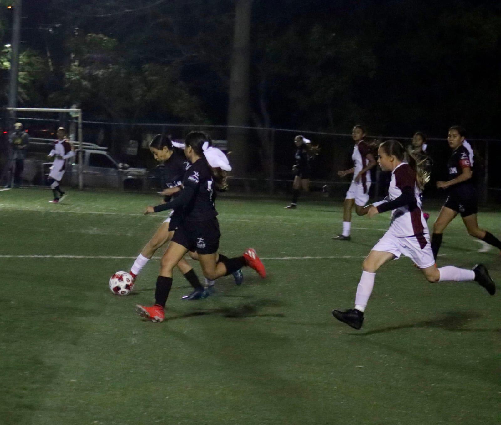 $!Mazatlán y Culiacán van por el oro ante Ahome en finales de futbol femenil