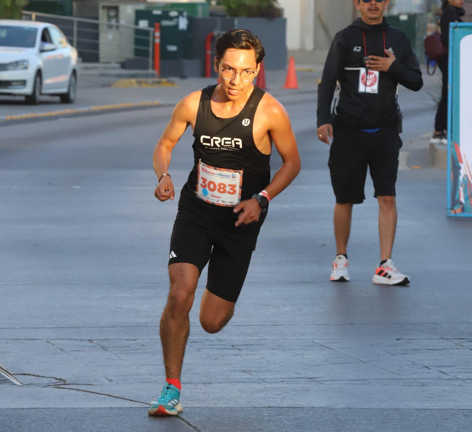 $!¡Orgullo mexiquense! Antonio Vara y Reyna Rivera dominan los 21K del Maratón Pacífico