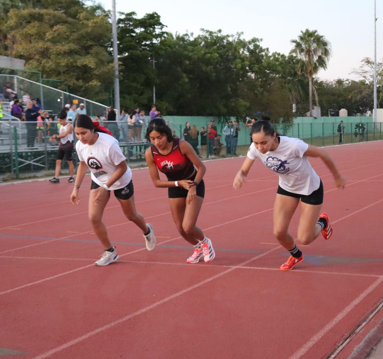 $!Festeja Deportivo Dragones su octavo aniversario, en la pista de atletismo de la Unidad Deportiva Benito Juárez