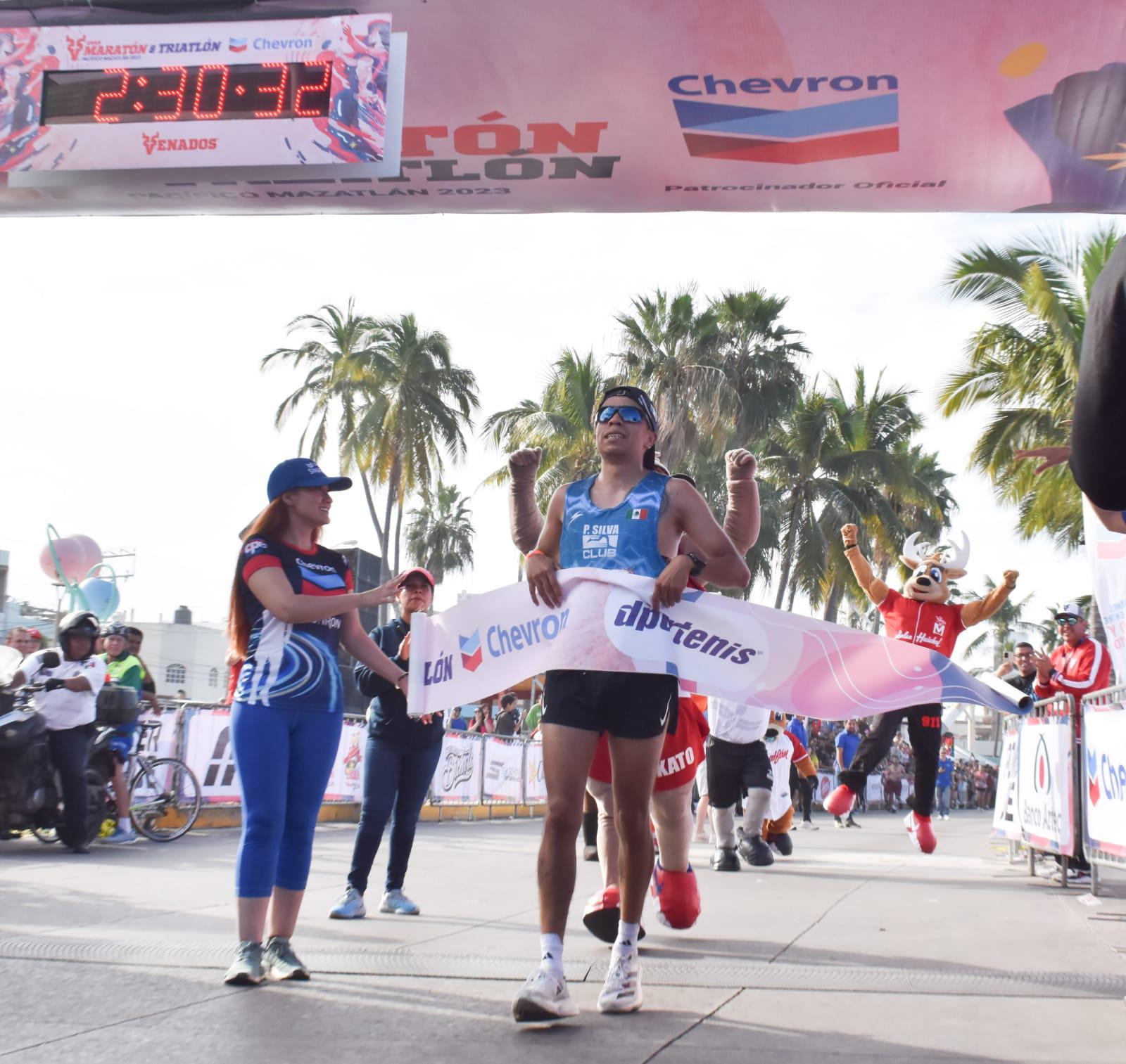 $!Gerardo Zárate recibe ayuda del cielo para ganar el Maratón Pacífico