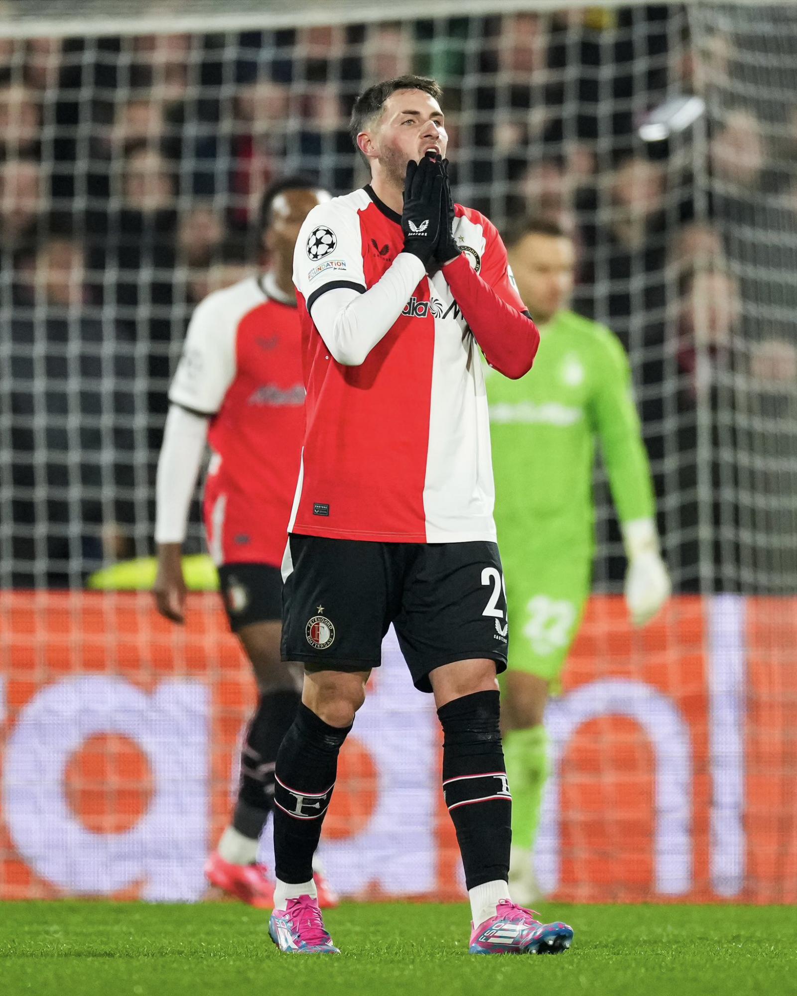 $!Santiago Giménez brilla con un gol y asistencia en victoria del Feyenoord en Champions League