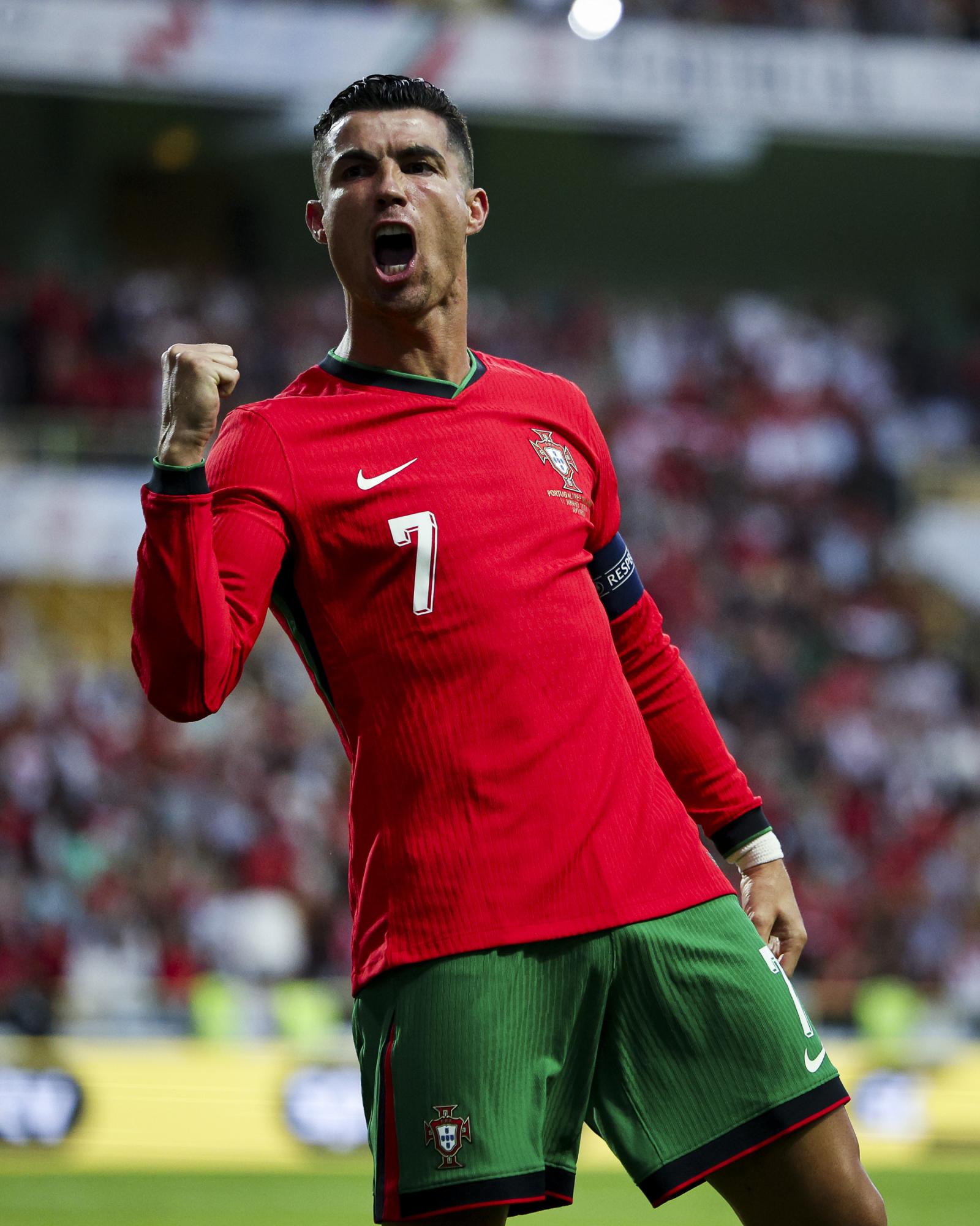 $!Cristiano Ronaldo luce con doblete ante Irlanda