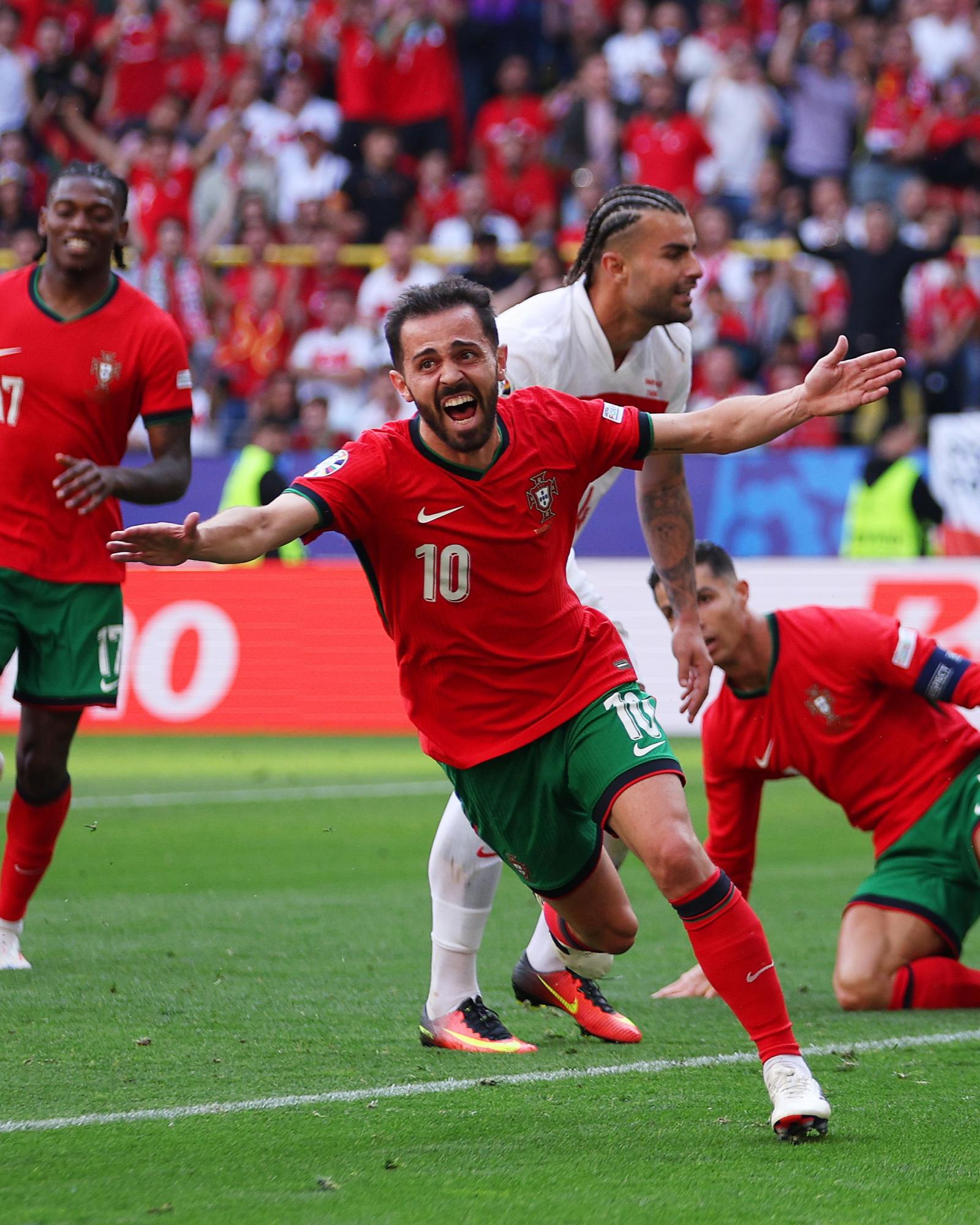 $!Portugal amarra el primer puesto al golear a Turquía