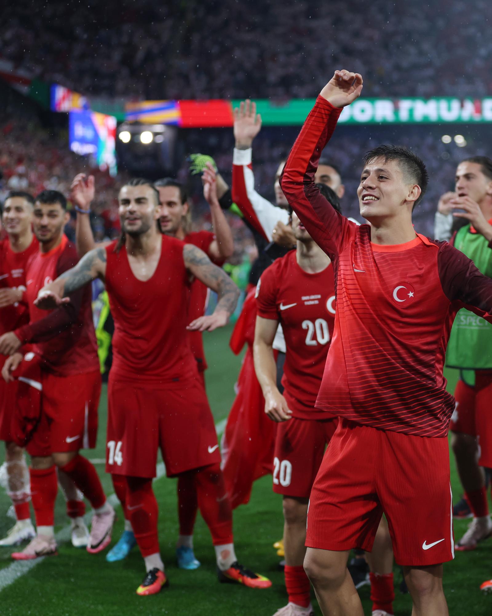 $!Turquía logra la victoria con Arda Güler como figura