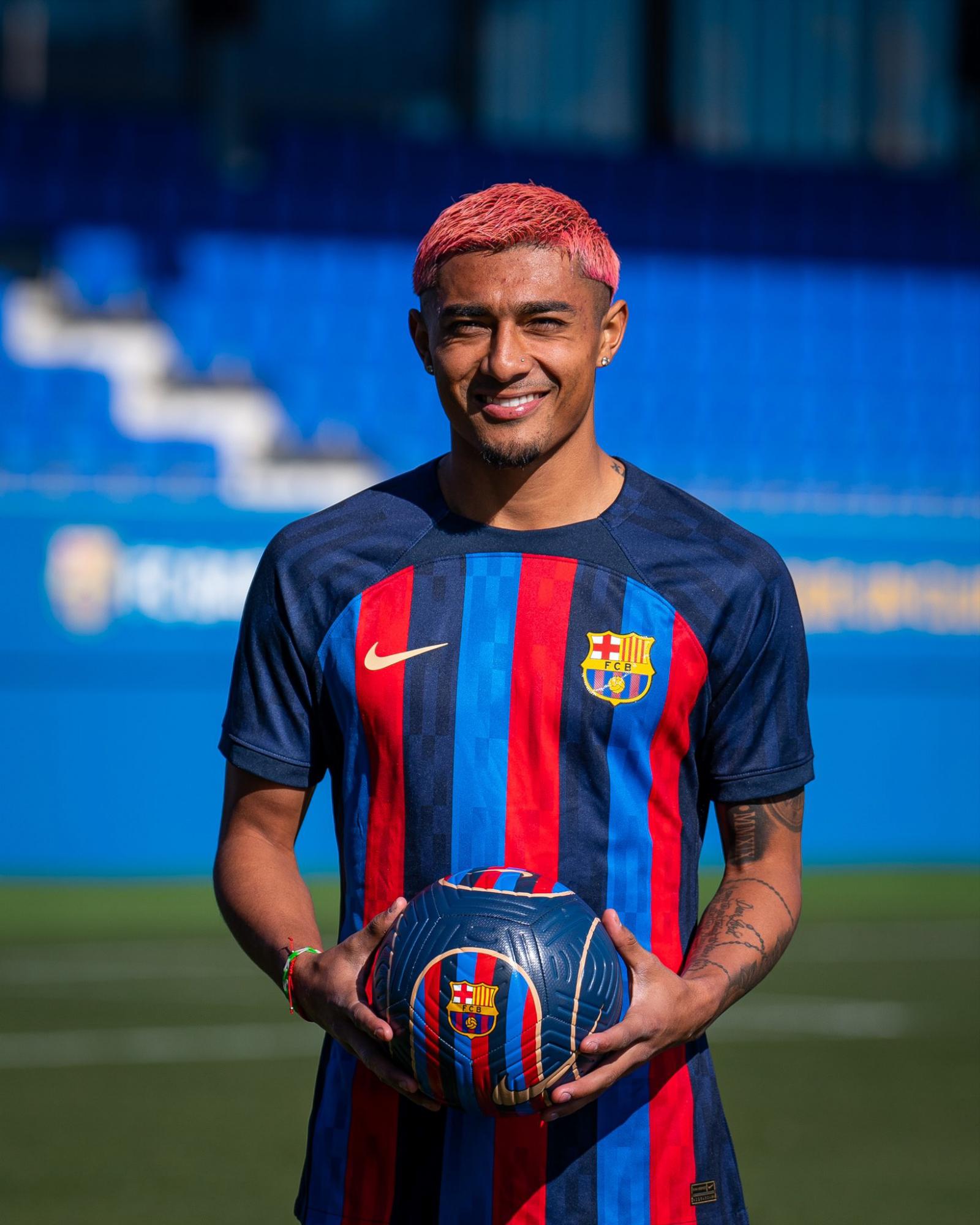 $!Barcelona hace oficial el fichaje de mexicano Julián Araujo