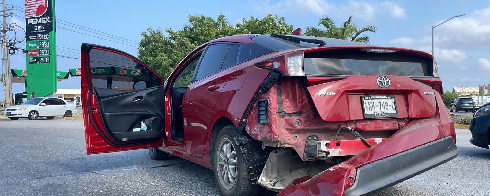 $!Miles de pesos en daños materiales deja choque entre auto y moto en Real del Valle, en Mazatlán