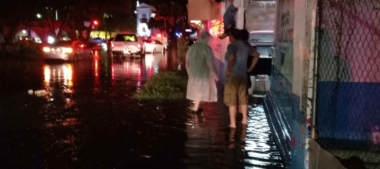 $!Reportan autoridades cierres de avenidas y rescates por lluvias en Culiacán