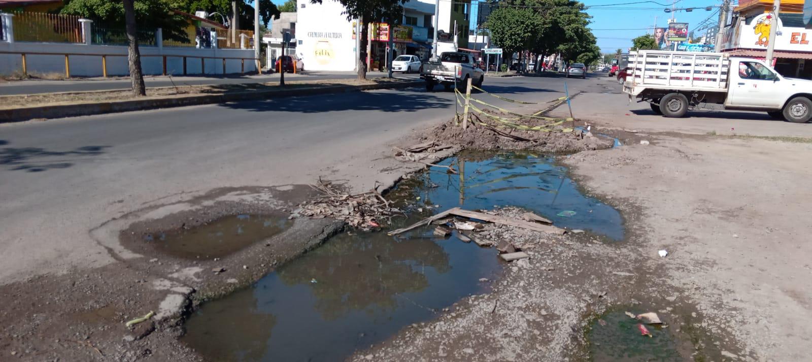 $!Comerciantes de la Guadalupe Victoria, en Culiacán, denuncian fuga de aguas negras