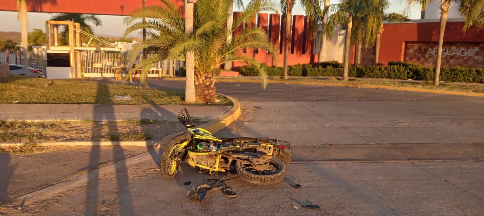 $!Auto embiste a motociclista frente a una privada en la salida a Imala, en Culiacán