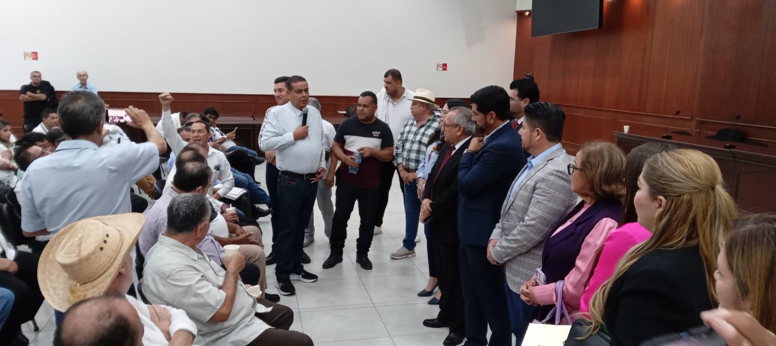 $!Transportistas se manifiestan en el Congreso de Sinaloa por Ley de Movilidad; suspenden reunión de comisión y reúnen a diputados