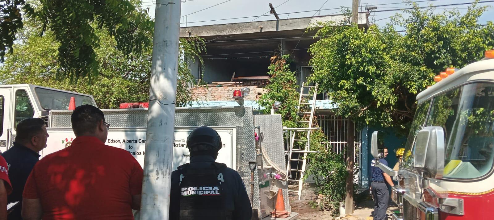 $!Se incendia planta alta de vivienda en Mazatlán; rescatan a perrita