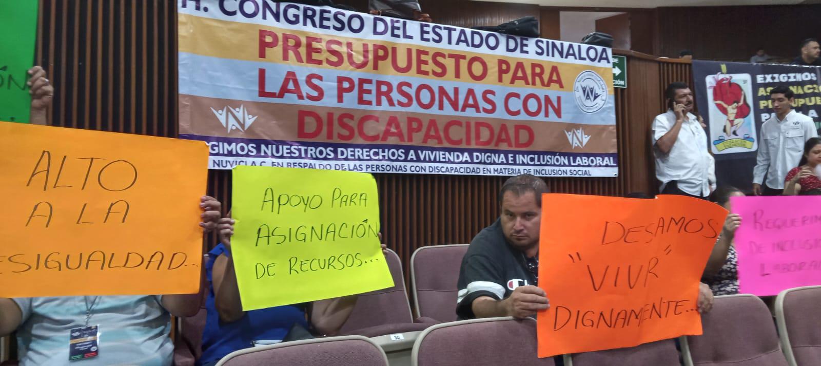 $!Personas con discapacidad se manifiestan en el Congreso de Sinaloa por apoyo en materia de vivienda