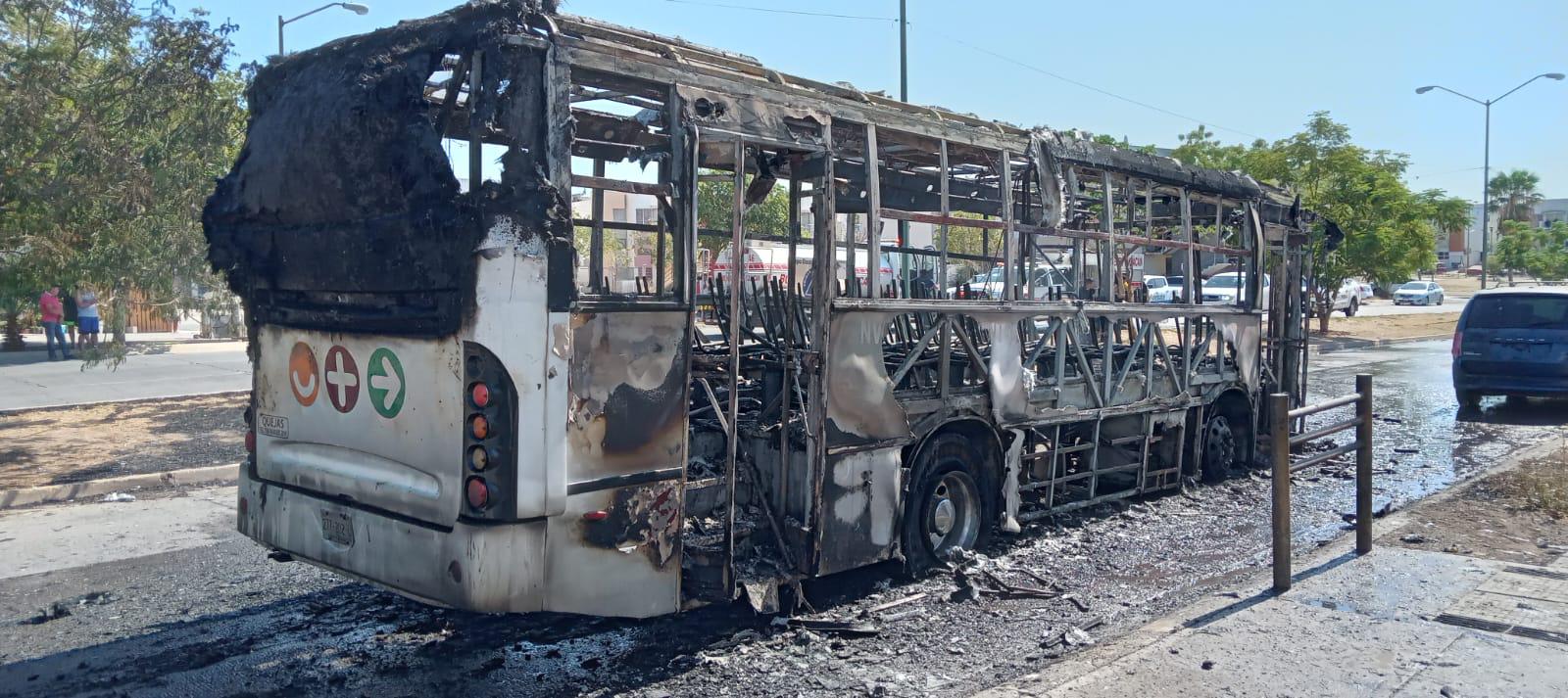 $!Se incendia y explota camión del transporte urbano en Culiacán