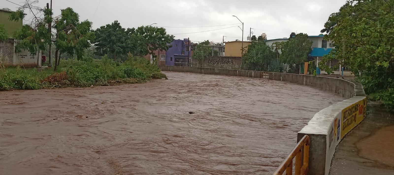 $!El pasado lunes 23 de octubre, las lluvias que trajo la tormenta tropical Norma a Mazatlán ocasionó que se desbordará el arroyo Jabalines en la Foresta.