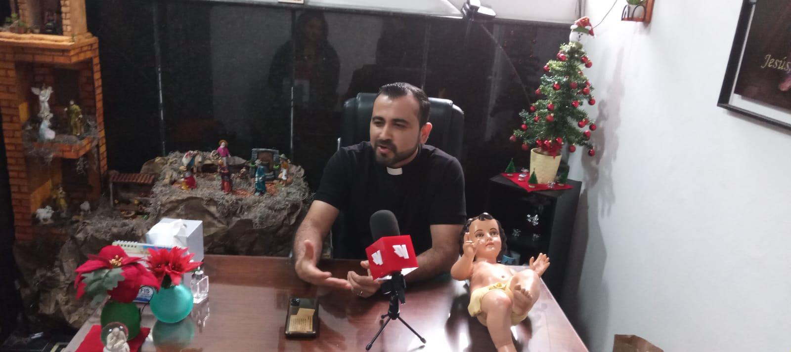 $!El niño Dios se coloca en el Nacimiento en Noche Buena: sacerdote