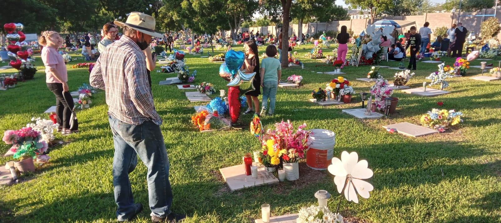 $!Acuden miles de personas a los panteones de Mazatlán a llevar ofrendas a sus seres queridos