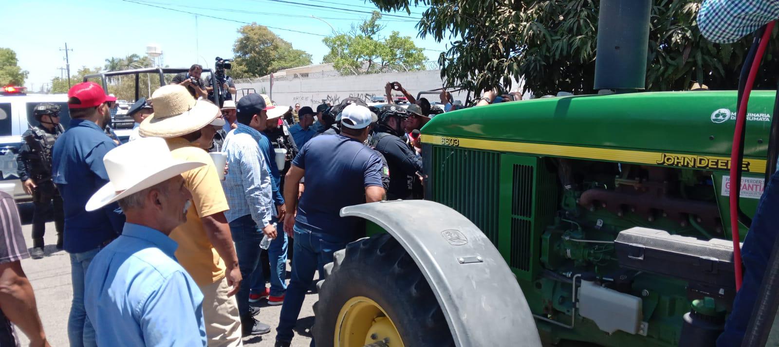 $!Agricultores logran tomar instalaciones de Pemex en Culiacán