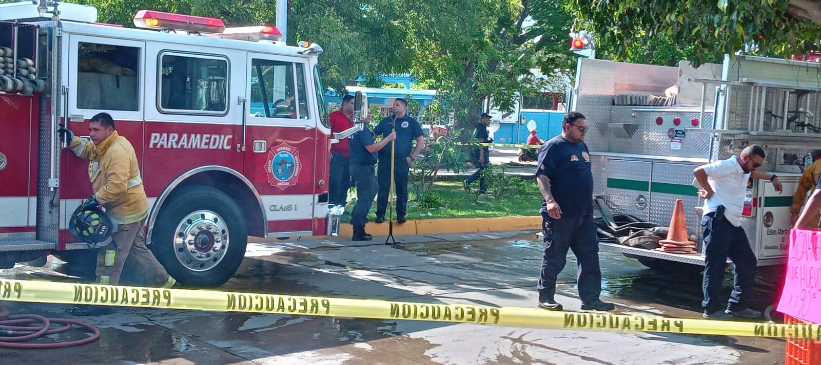 $!Se incendia planta alta de vivienda en Mazatlán; rescatan a perrita