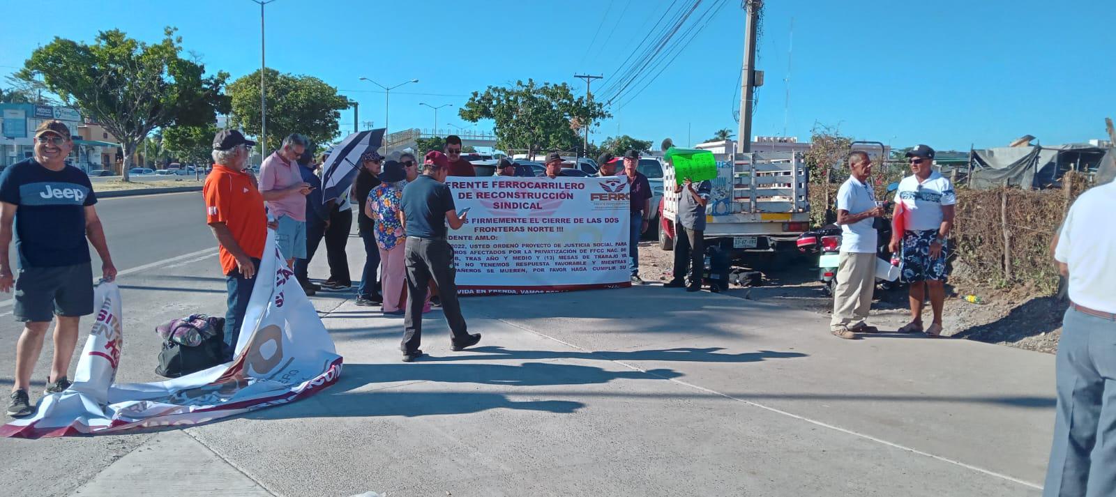 $!Interceptan manifestantes del Frente Ferrocarrilero a AMLO en el CRIT en Mazatlán