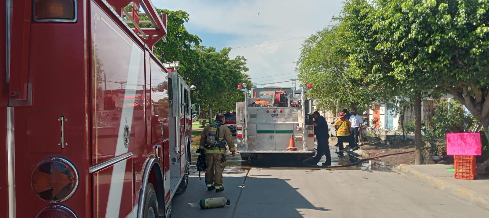 $!Se incendia planta alta de vivienda en Mazatlán; rescatan a perrita