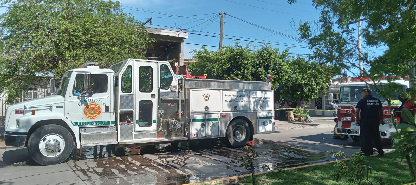 $!Se incendia planta alta de vivienda en Mazatlán; rescatan a perrita