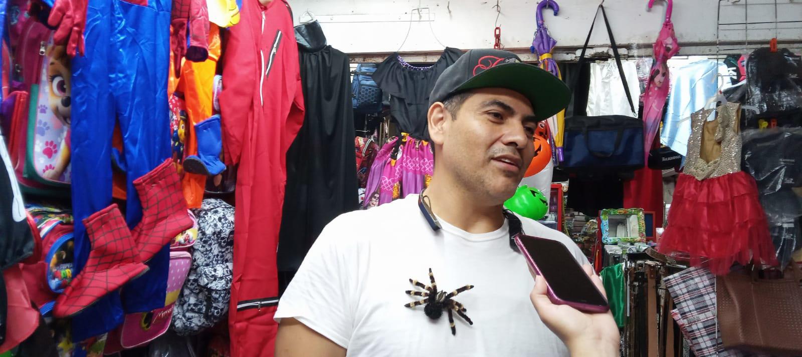 $!Comerciantes del Centro de Culiacán ofertan disfraces y decoraciones para Halloween