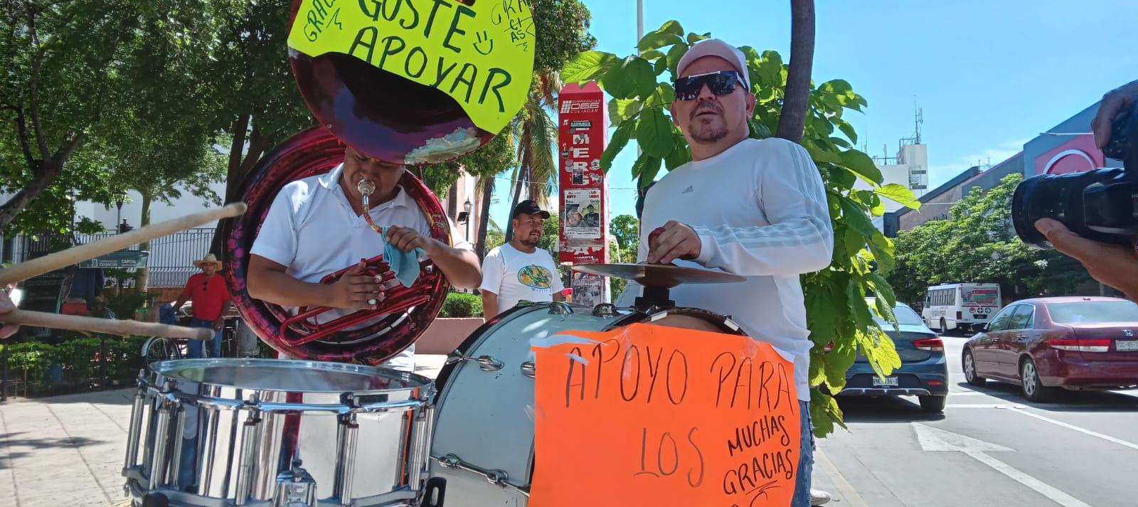 $!En Culiacán, músicos tocan en la calle por falta de trabajo ante la violencia