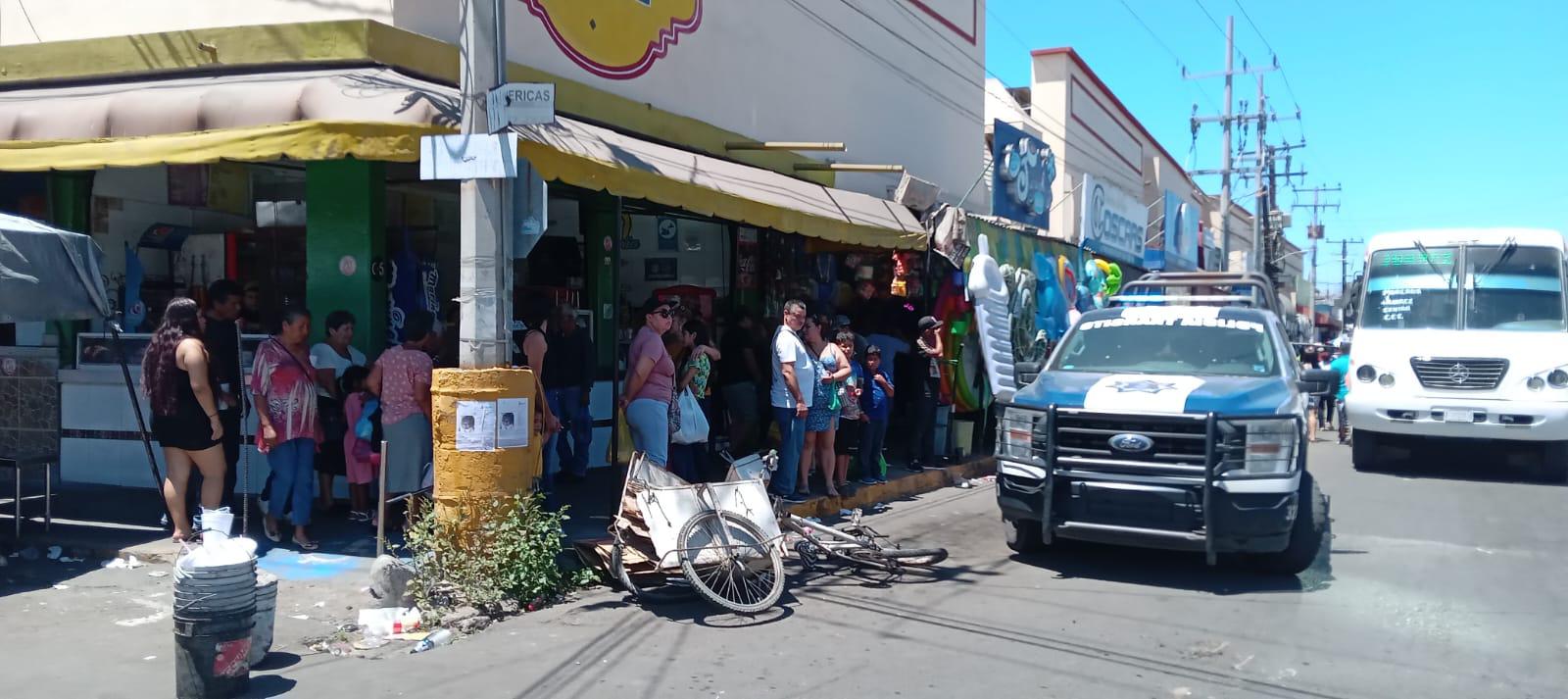 $!Ahora, un camión urbano de Mazatlán arrolla triciclo empujado por adulto mayor