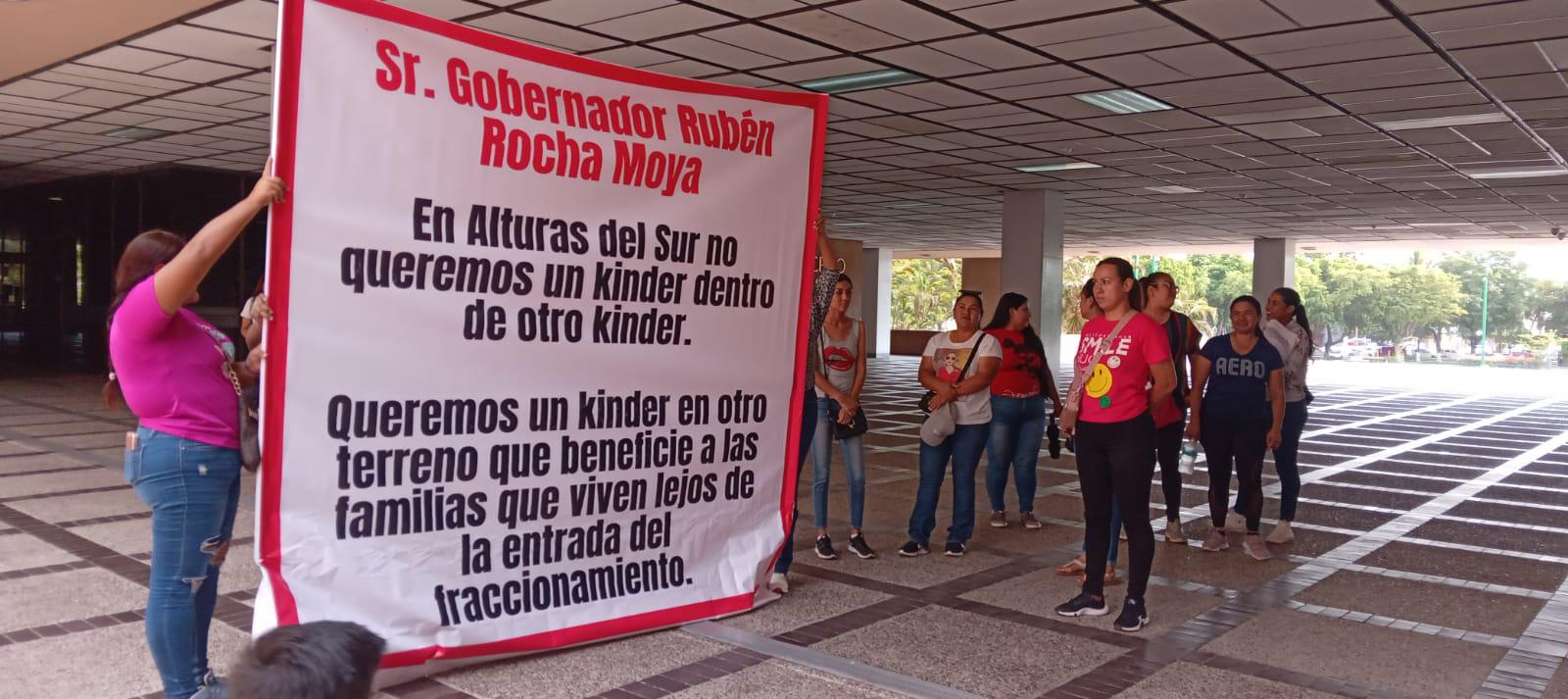 $!Padres de familia protestan porque quitarán zona de juegos en kínder de Culiacán