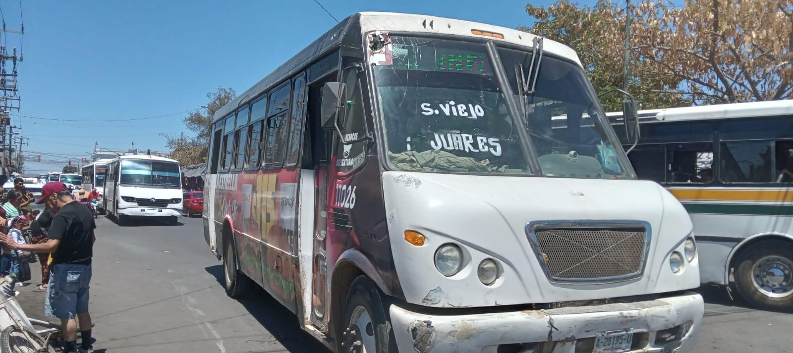 $!Ahora, un camión urbano de Mazatlán arrolla triciclo empujado por adulto mayor