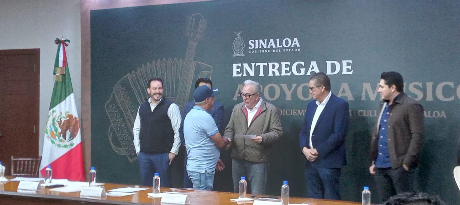 $!Reciben músicos de Sinaloa apoyo económico por parte del Gobierno Estatal