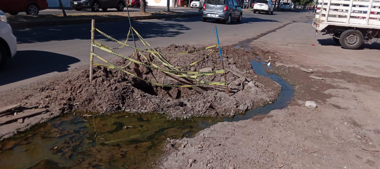 $!Comerciantes de la Guadalupe Victoria, en Culiacán, denuncian fuga de aguas negras