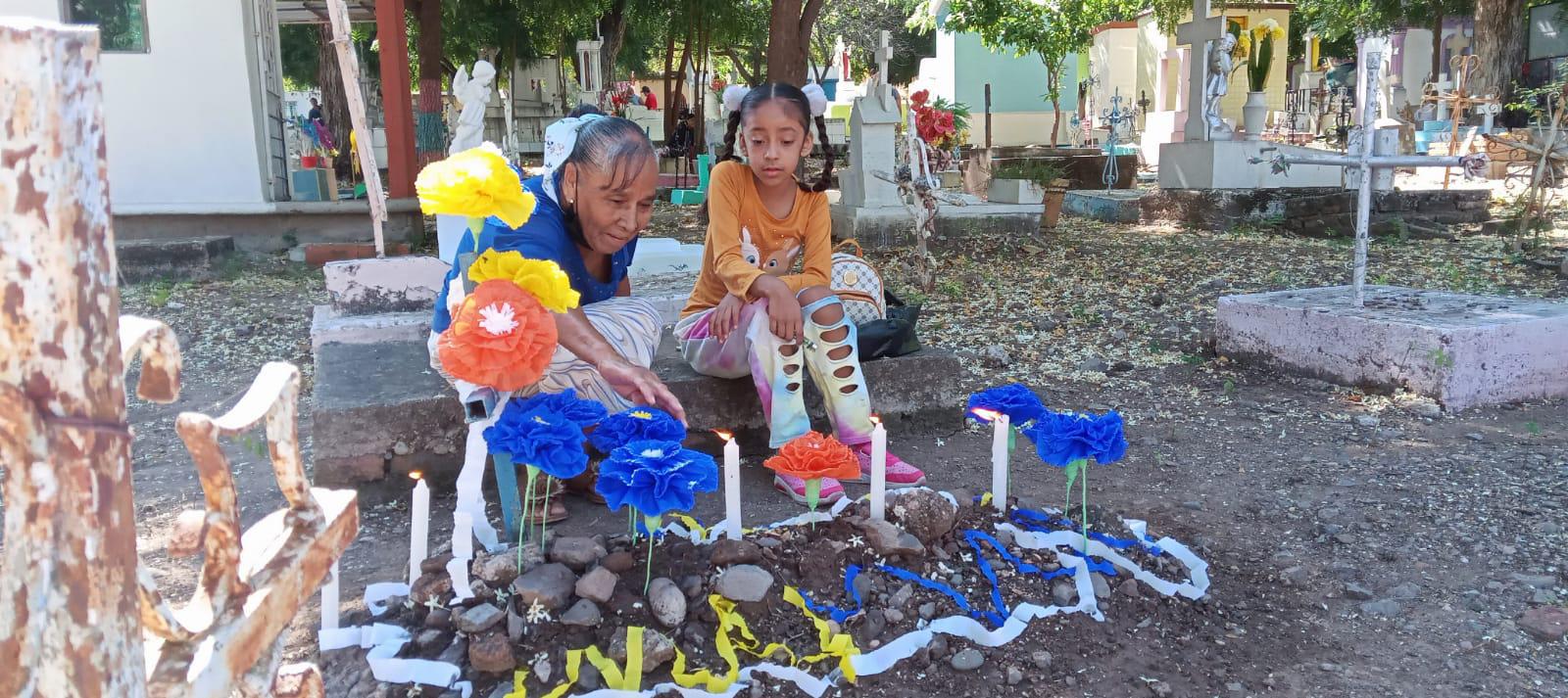 $!Culiacanenses recuerdan a sus ‘angelitos’ en los panteones