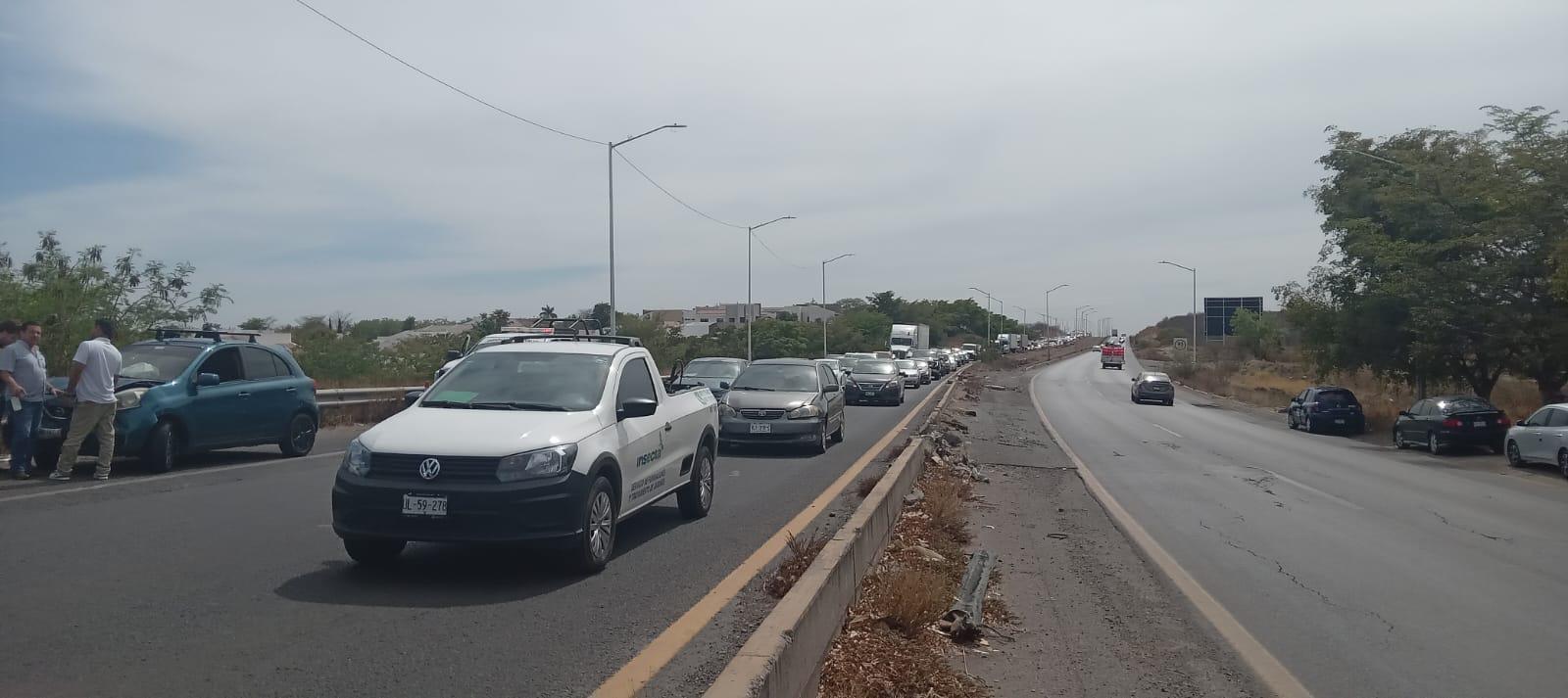 $!Choque en la Costerita, en Culiacán, provoca carambola y daños materiales