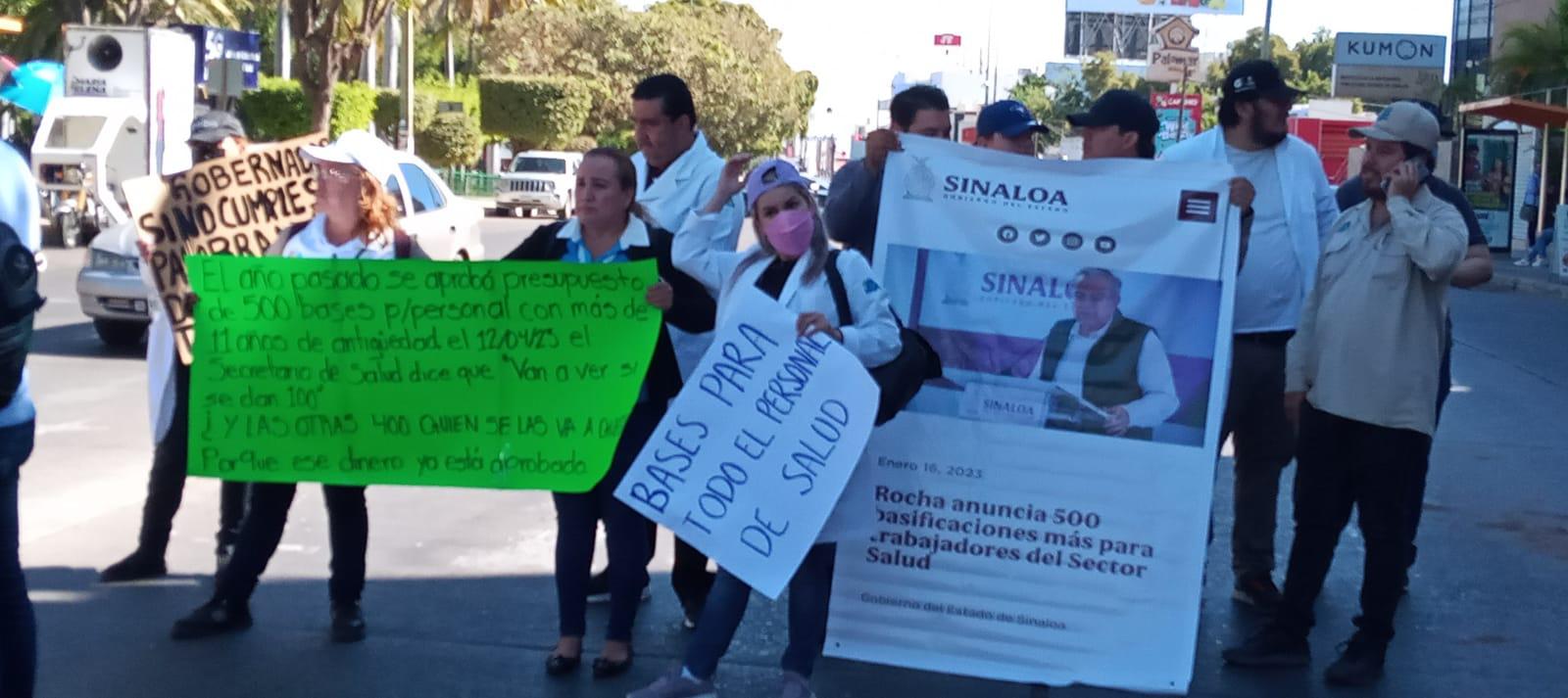 $!Trabajadores de Salud toman la Avenida Insurgentes en Culiacán