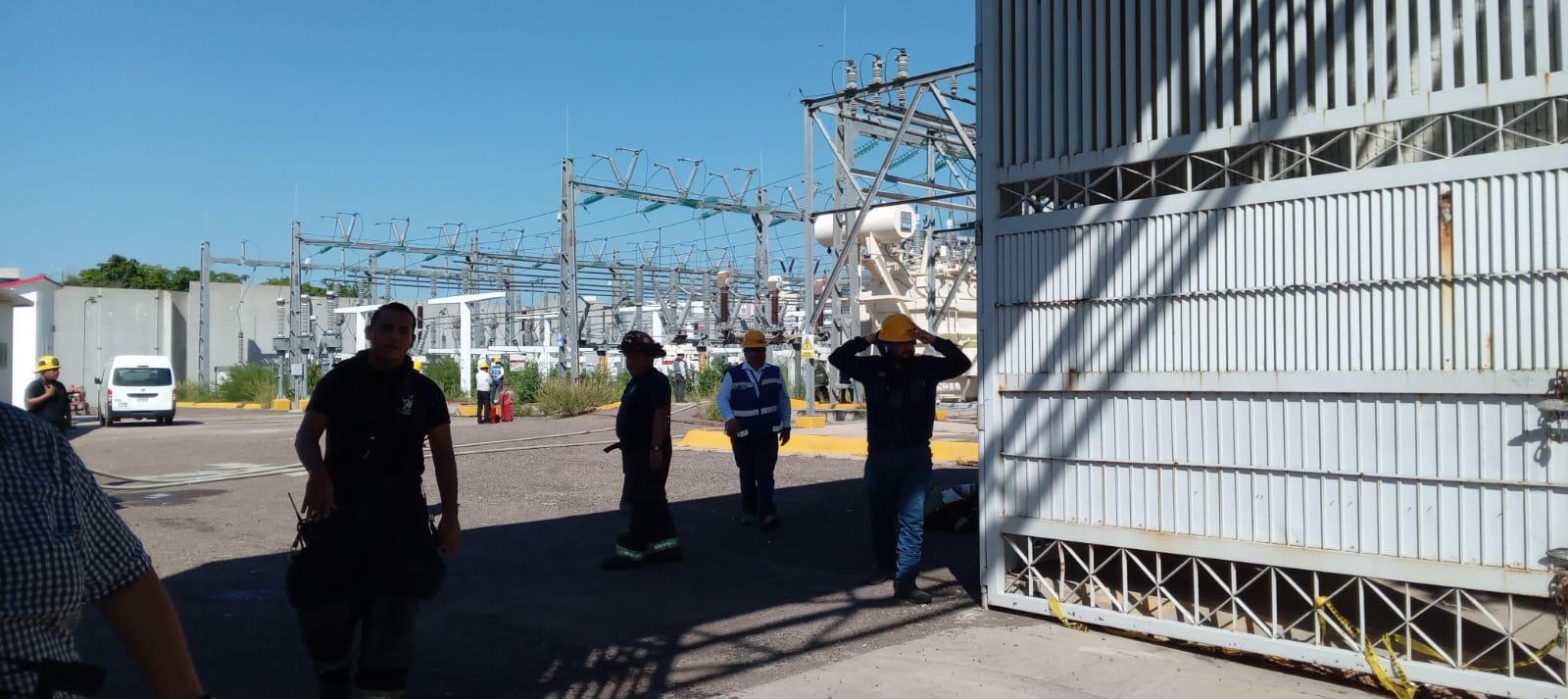 $!Se incendia subestación en el Tres Ríos, al norte de Culiacán, y se quedan sin luz