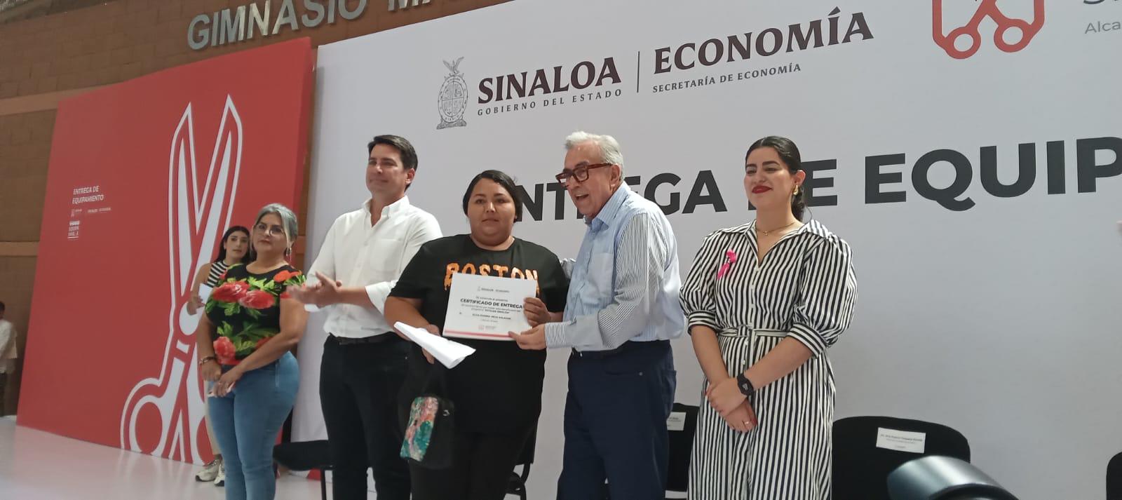 $!Reciben 400 emprendedores equipo para estética, negocios de comida y talleres, en Culiacán