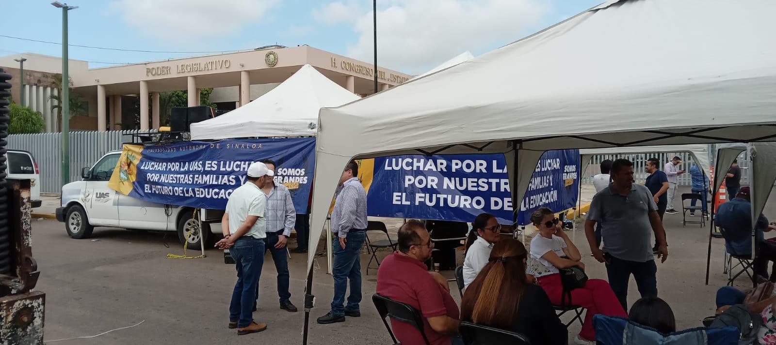 $!Personal de la UAS regresa al Congreso del Estado; diputados discuten hoy reforma a Ley Orgánica