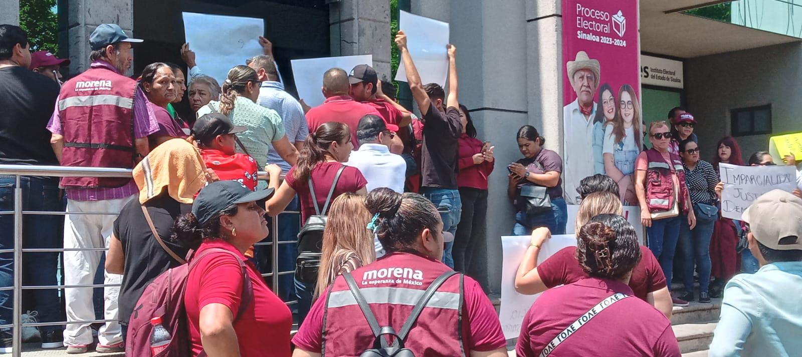 $!Militantes de Morena en Navolato protestan en el IEES y exigen copias de actas electorales